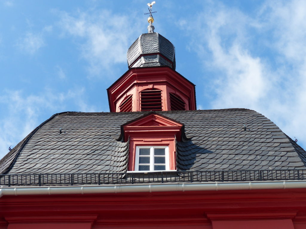 Dach der Kirche mit Kirchturm