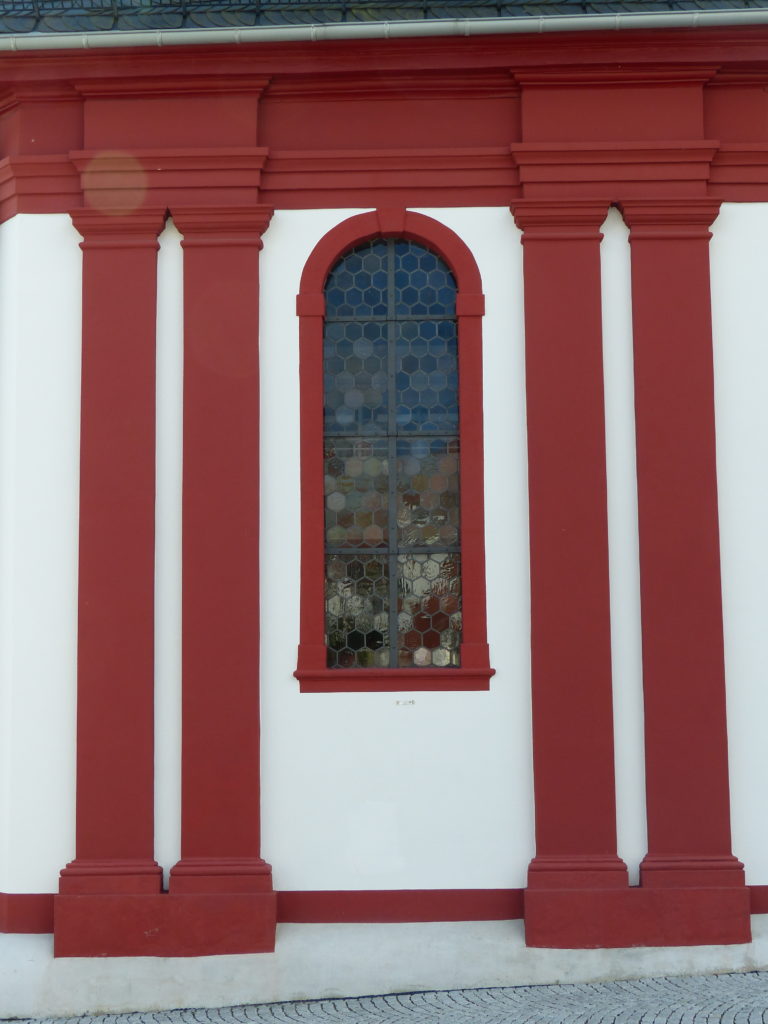 Kirchenfenster von außen
