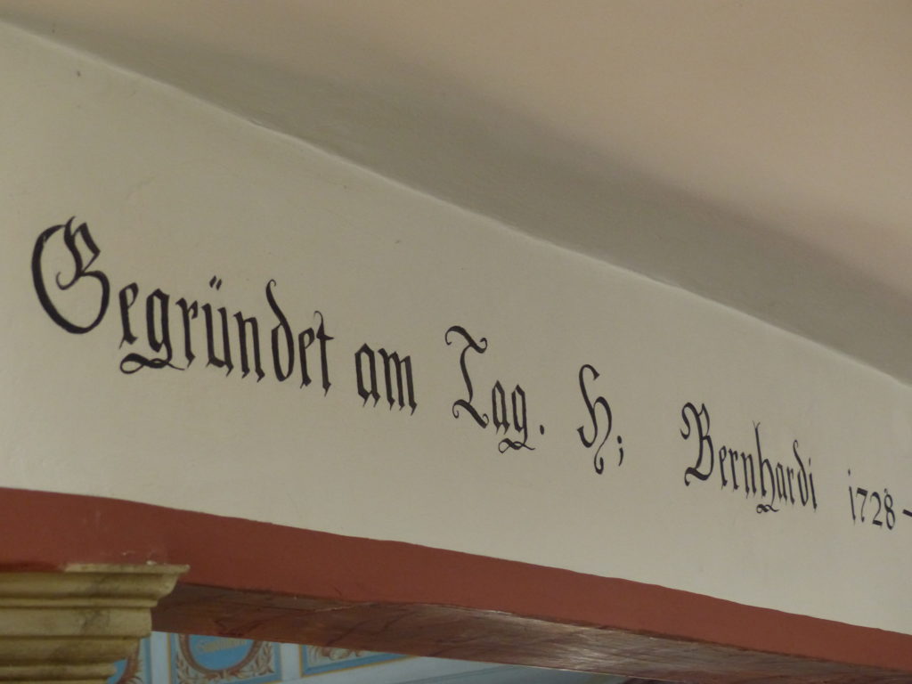 Schriftzug über Eingangsbereich