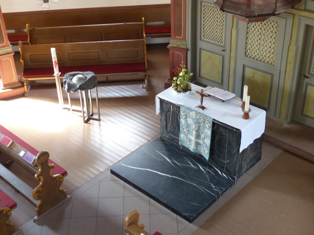 Altar mit Taufstein