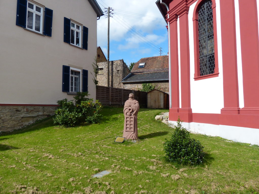 Laurentius zwischen Kirche und Pfarrhaus