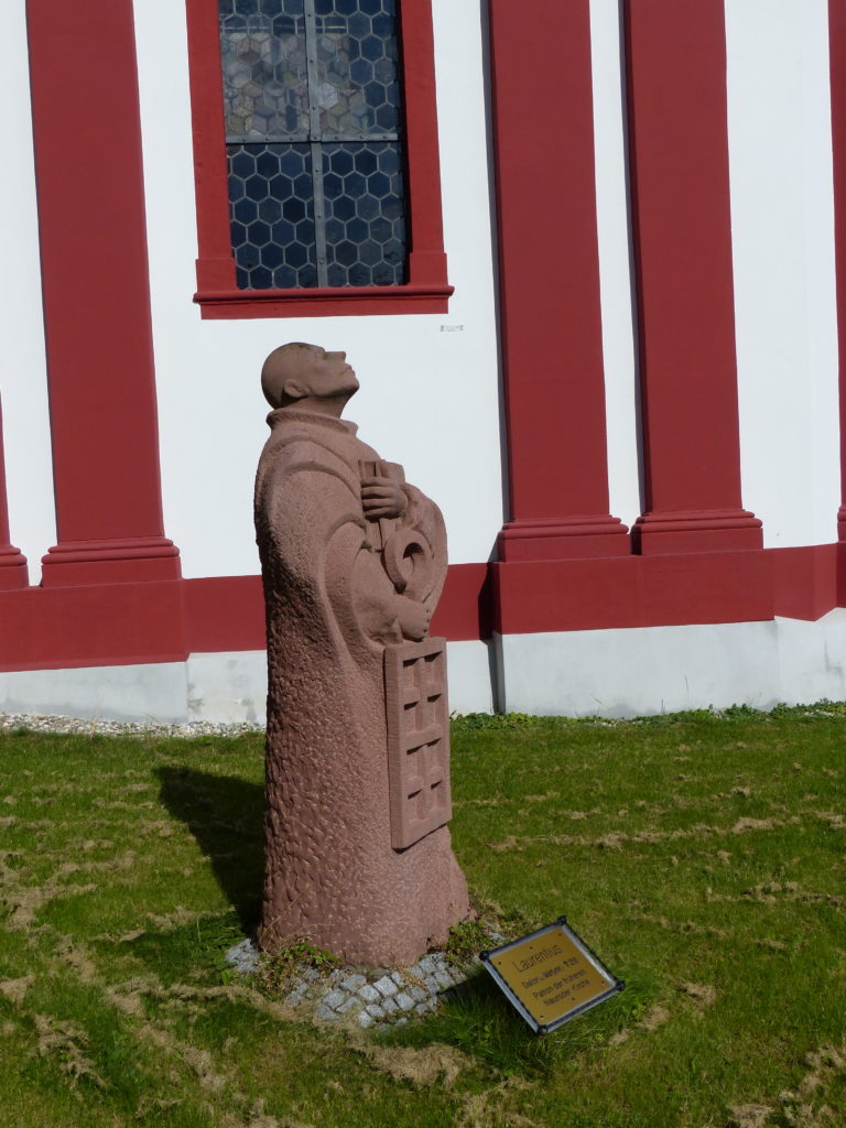 Hl. Laurentius mit der Kirche im Hintergrund 