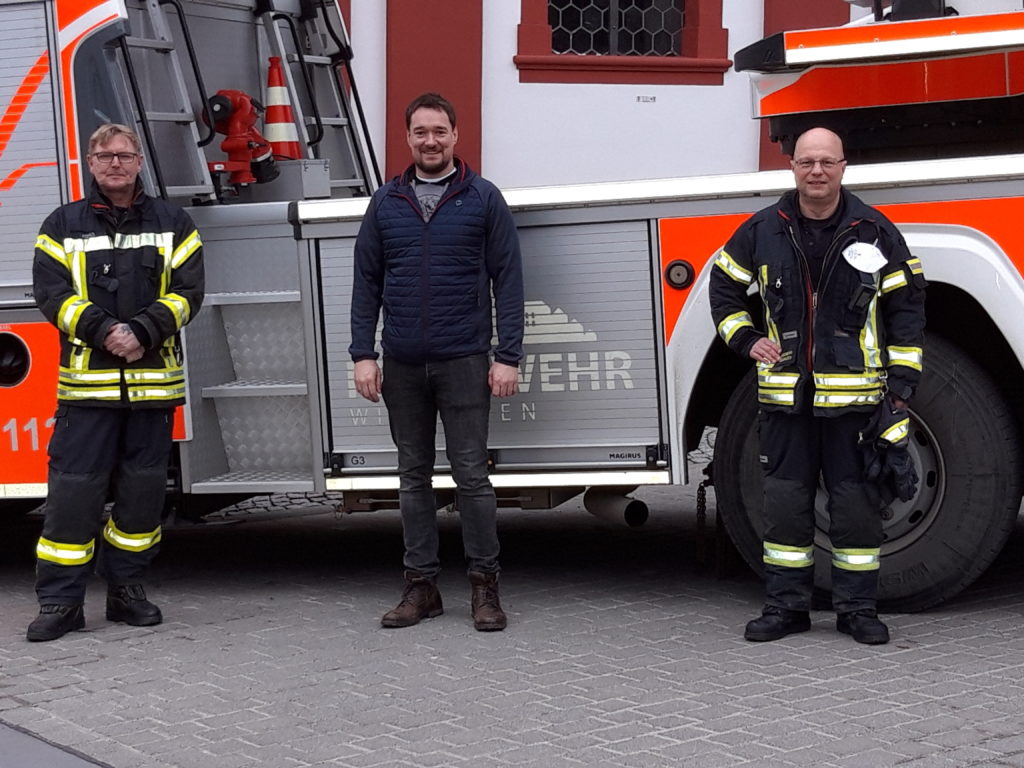 Dennis Pfaff mit Feuerwehrmännern