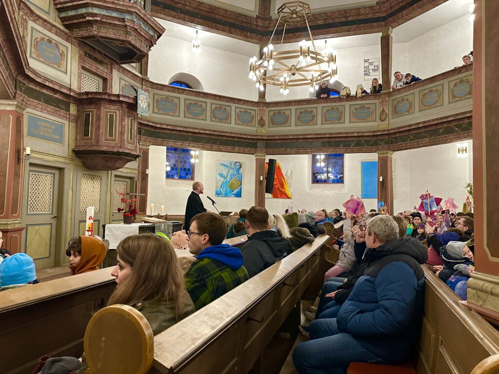 Blick in die gut gefüllte Nauroder Kirche