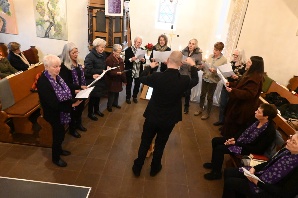 Chor steht singend vor dem Altar