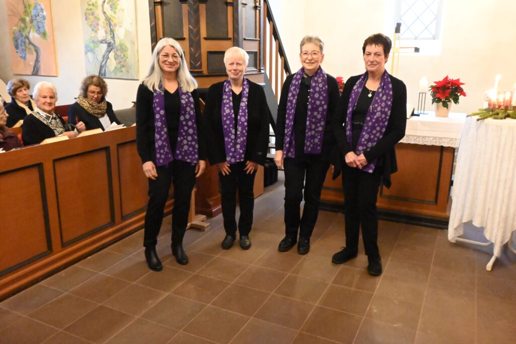 Vier Frauen, die den Gottesdienst geleitet haben, stehen vor dem Altar