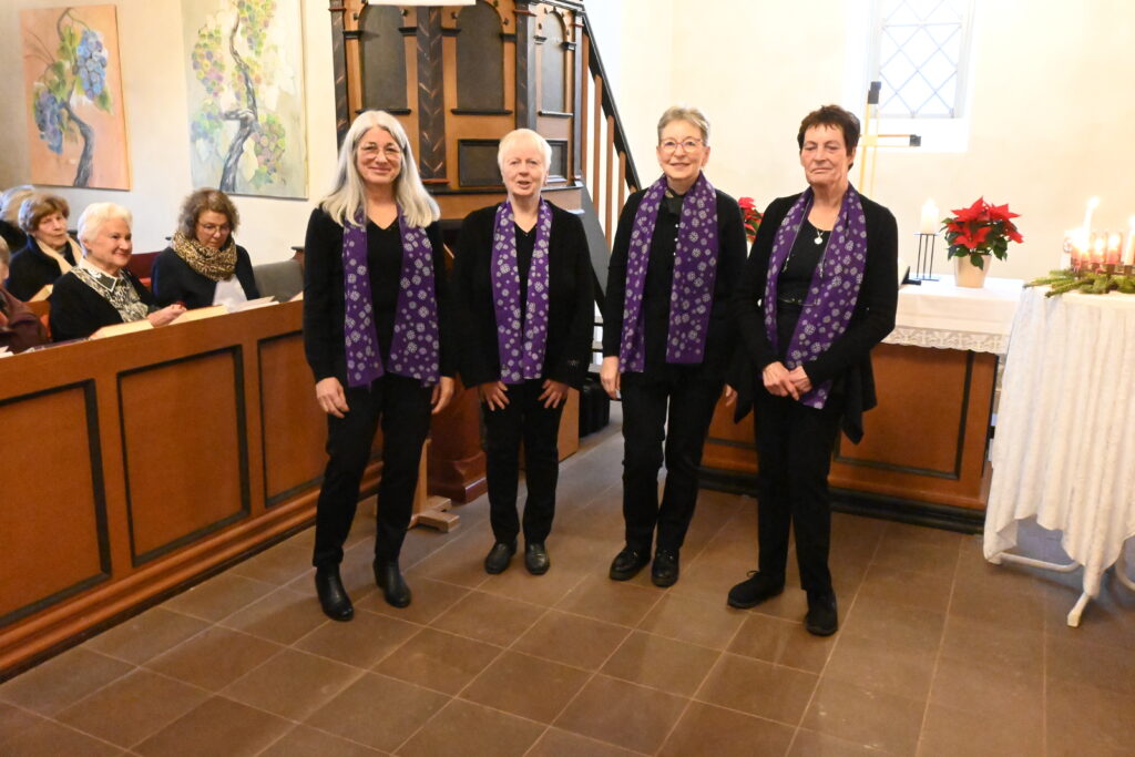 Vier Frauen, die den Gottesdienst geleitet haben, stehen vor dem Altar
