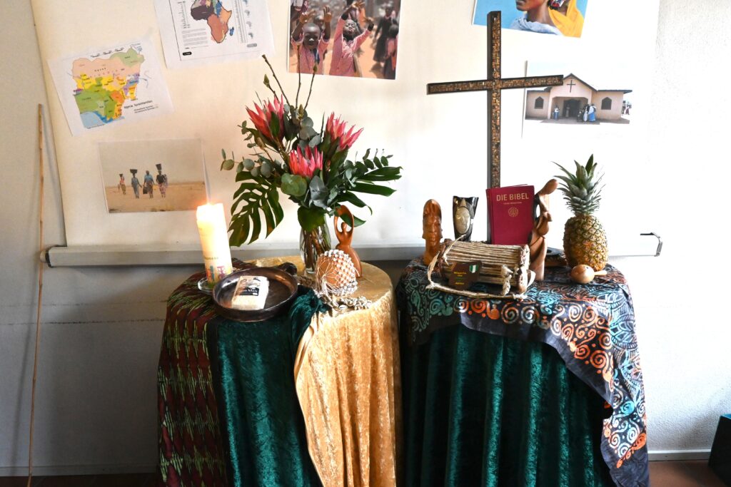 Tisch gestaltet mit verschiedenen Utensilien