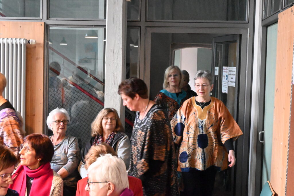 Menschen beim Einzug in den Raum