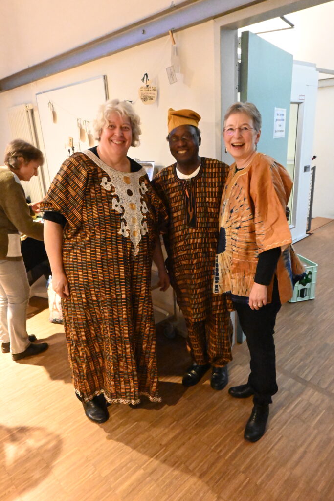 Drei Personen, in bunten Gewändern