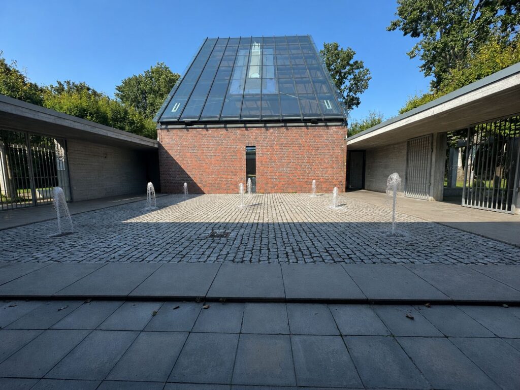 Innenhof der Autobahnkirche mit Wasserspiel