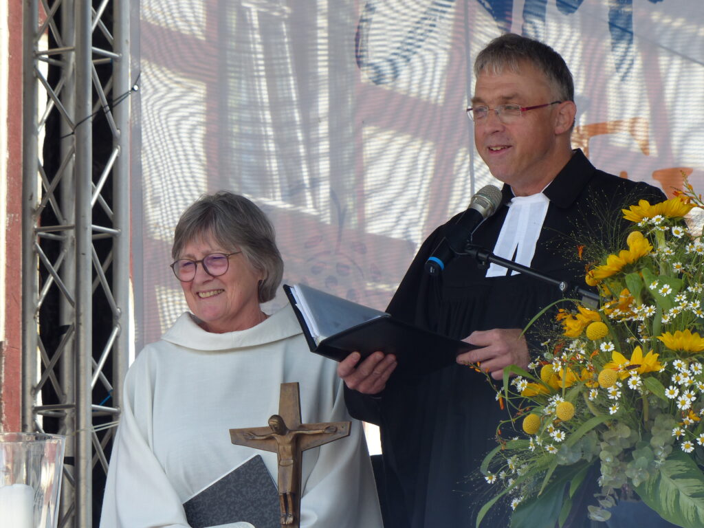 Christine Klaus und Pfarrer Tschöpel beim Gottesdienst