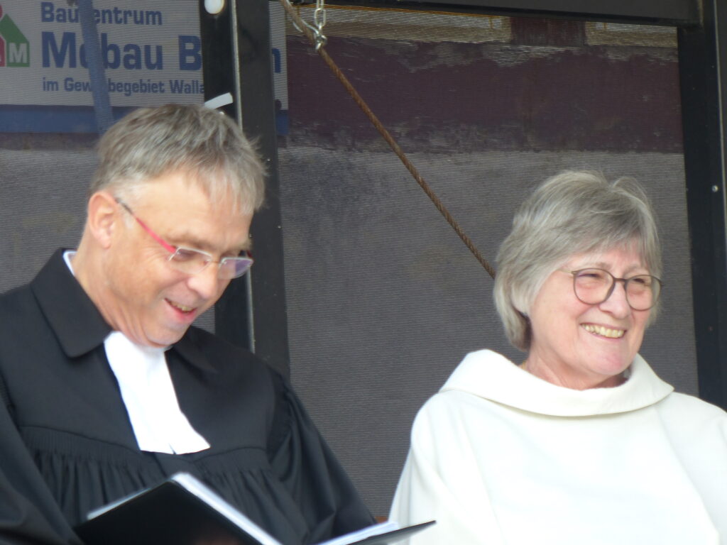Christine Klaus und Pfarrer Tschöpel beim Gottesdienst