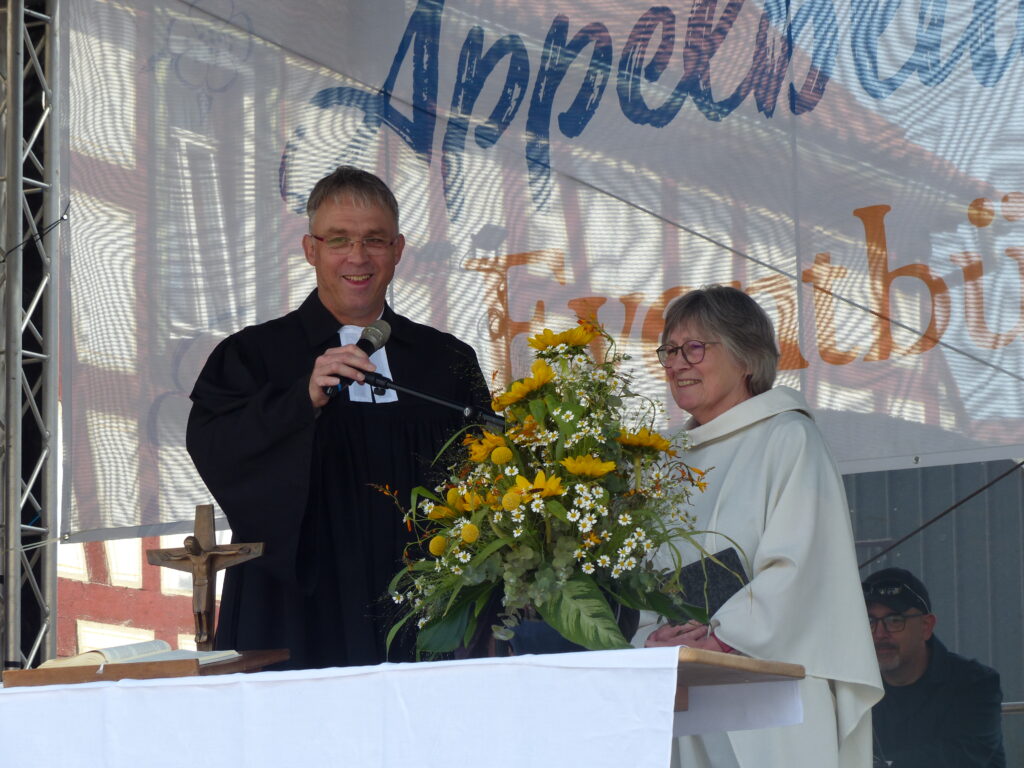 Christine Klaus und Pfarrer Tschöpel beim Gottesdienst
