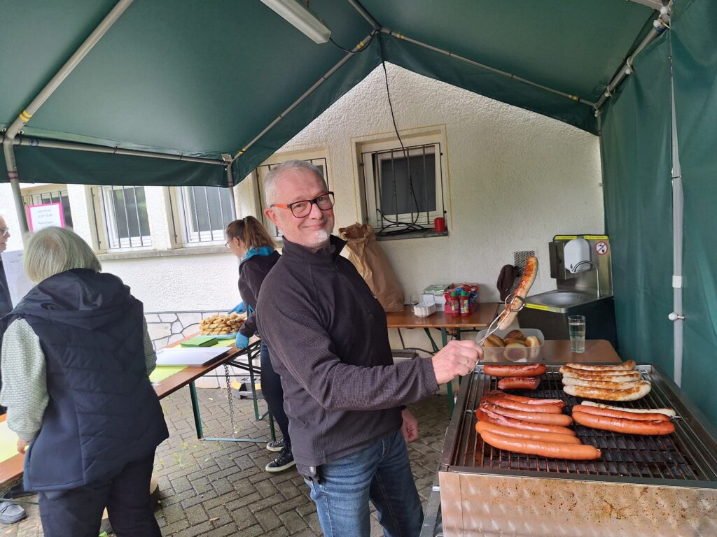 Ein Mann beim Grillen