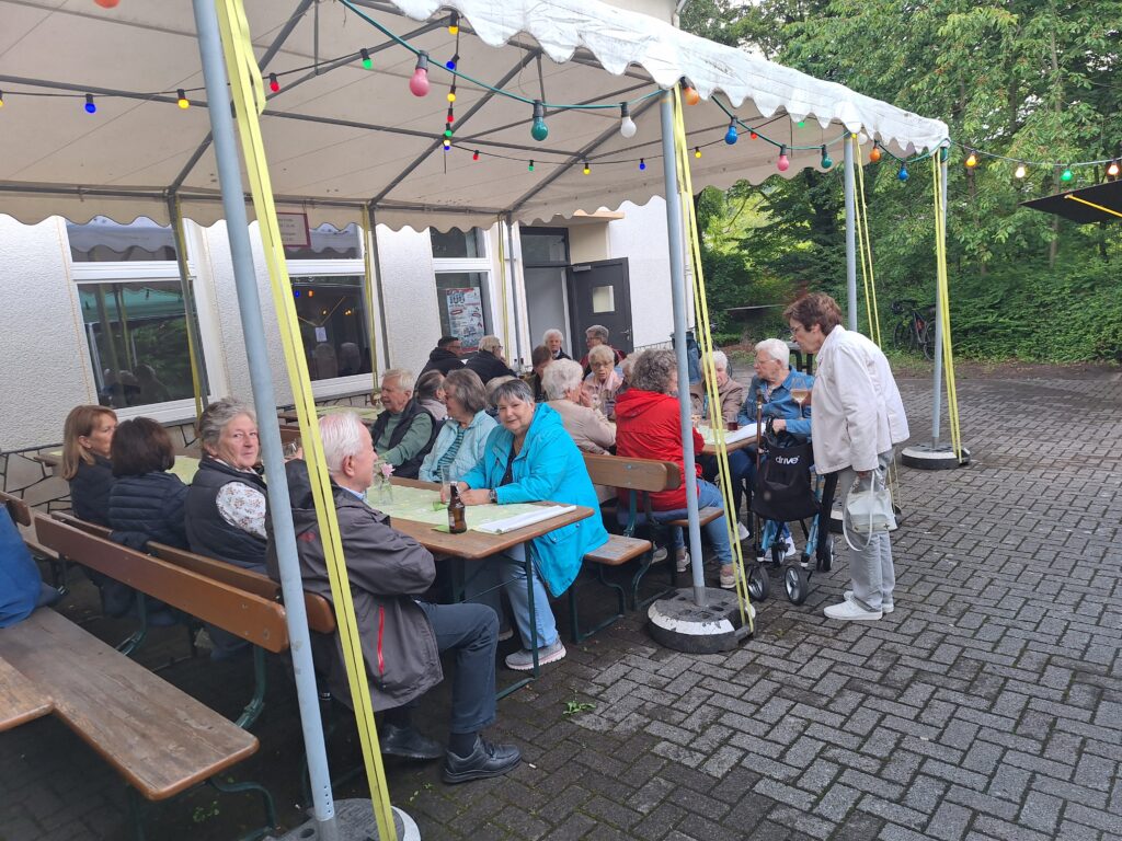 Menschen an Bierzeltgarnituren