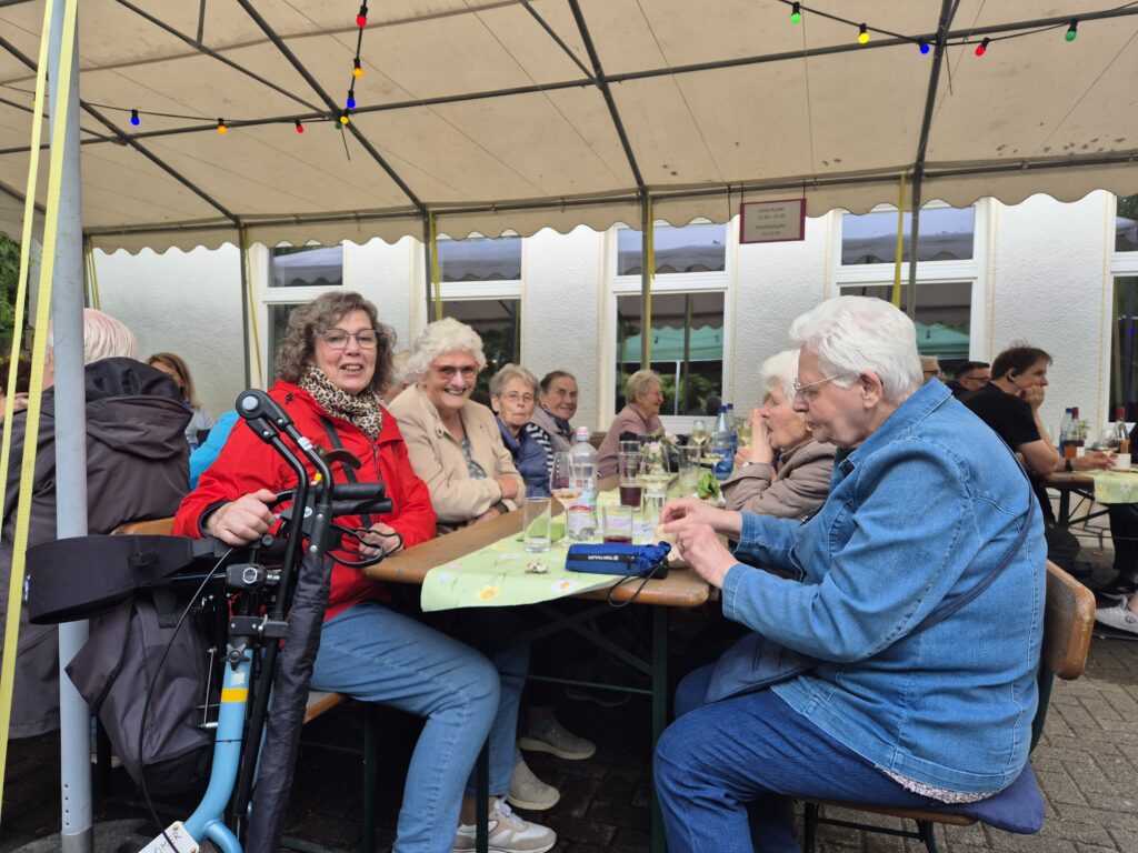 Menschen an Bierzeltgarnituren