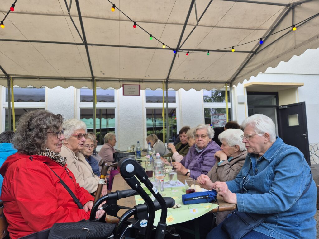 Menschen an Bierzeltgarnituren