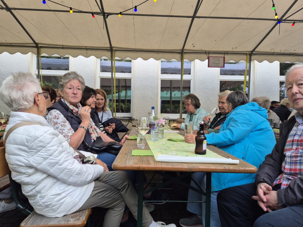 Menschen an Bierzeltgarnituren