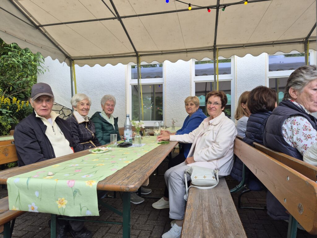 Menschen an Bierzeltgarnituren