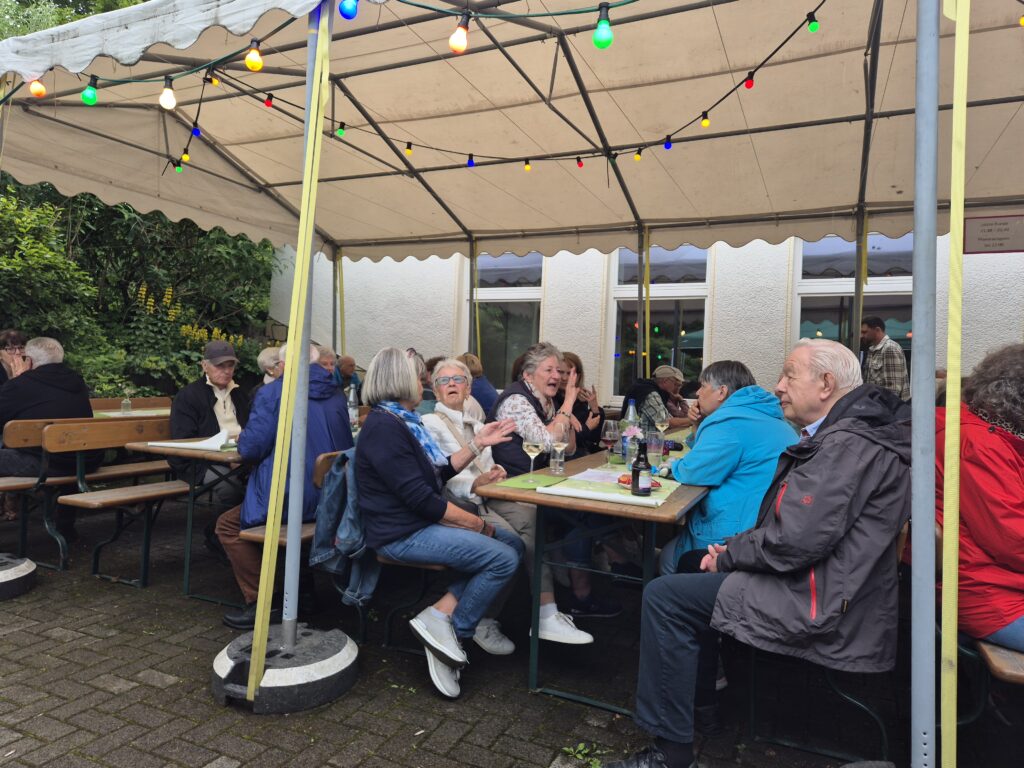 Menschen an Bierzeltgarnituren