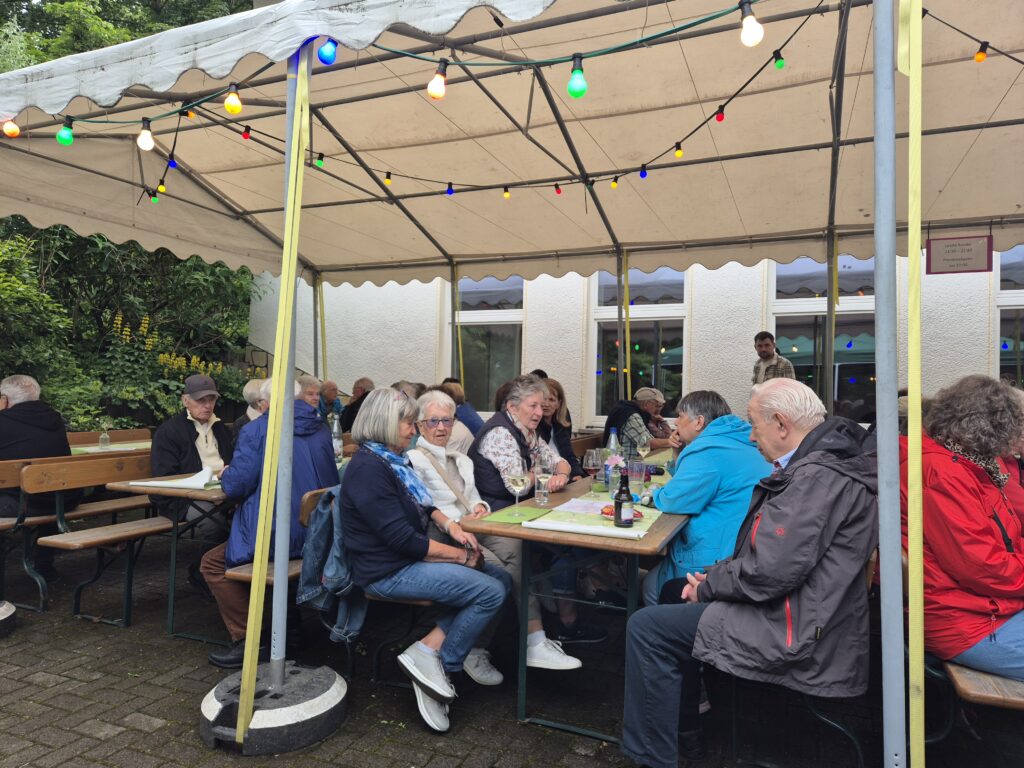 Menschen an Bierzeltgarnituren