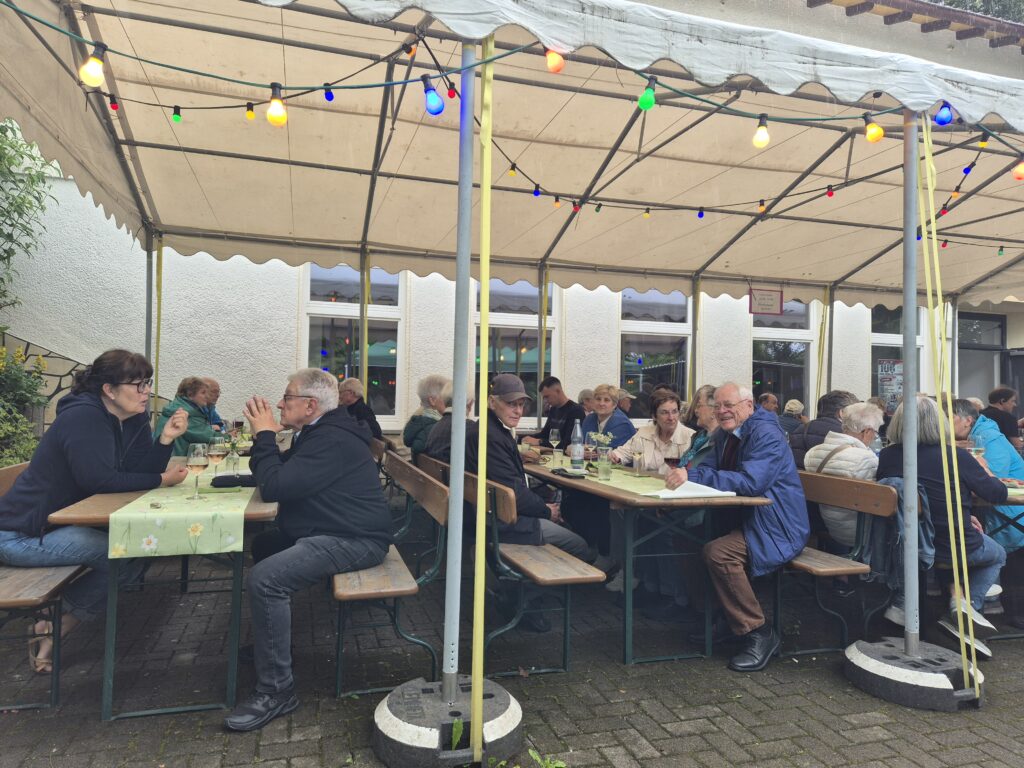 Menschen an Bierzeltgarnituren