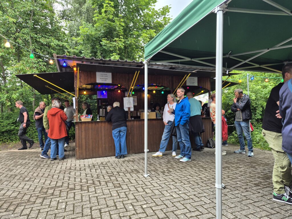 Menschen an Bierzeltgarnituren