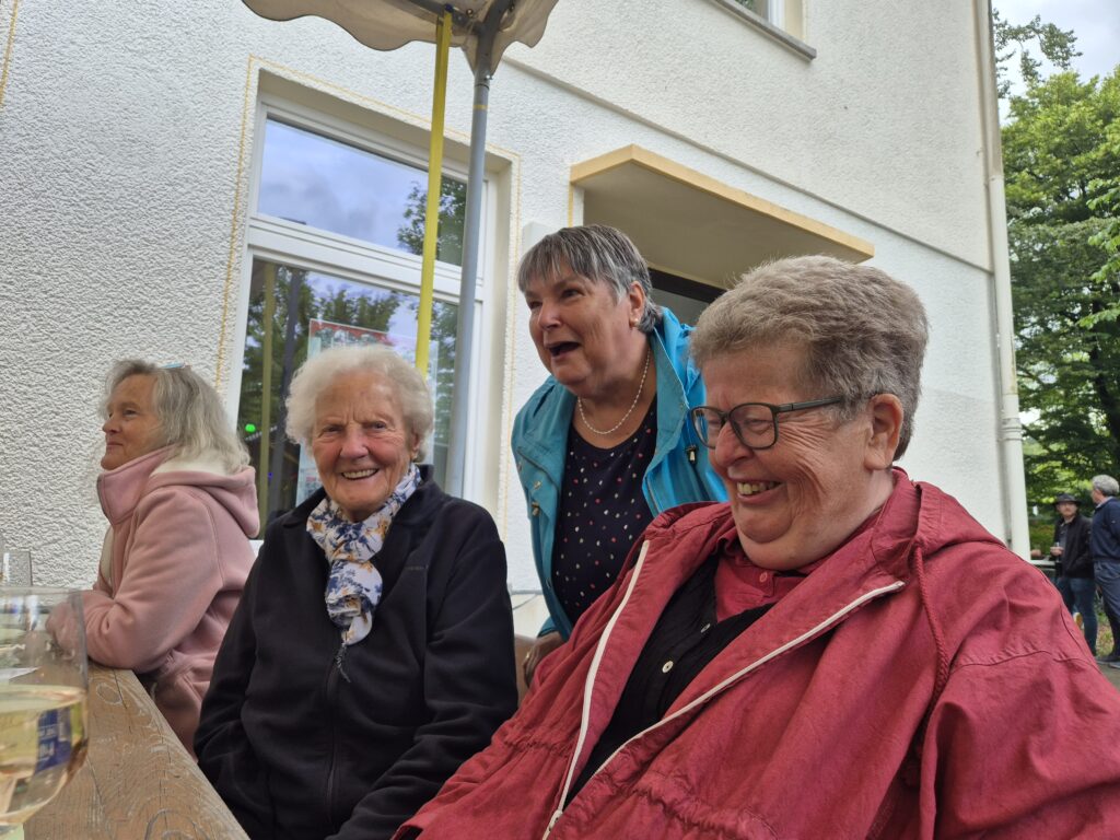 Menschen an Bierzeltgarnituren