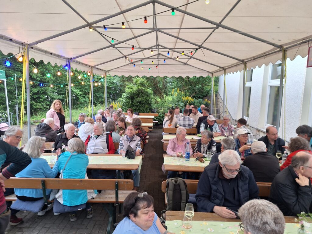 Menschen an Bierzeltgarnituren