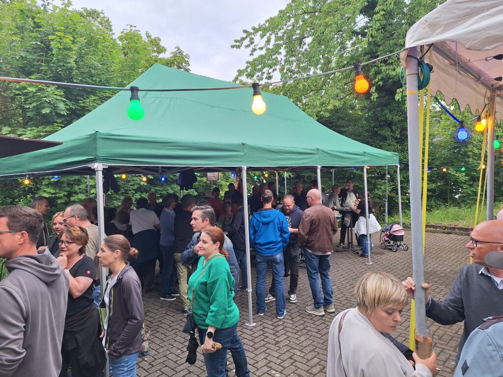 Menschen an Bierzeltgarnituren