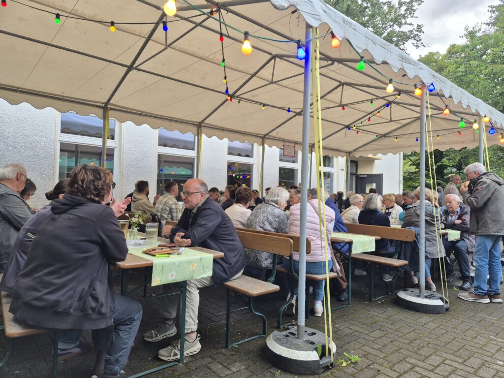 Menschen an Bierzeltgarnituren