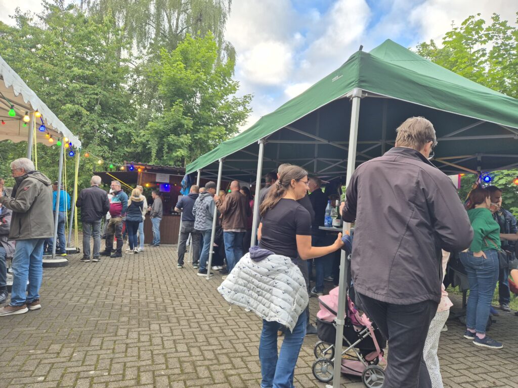 Menschen an Bierzeltgarnituren