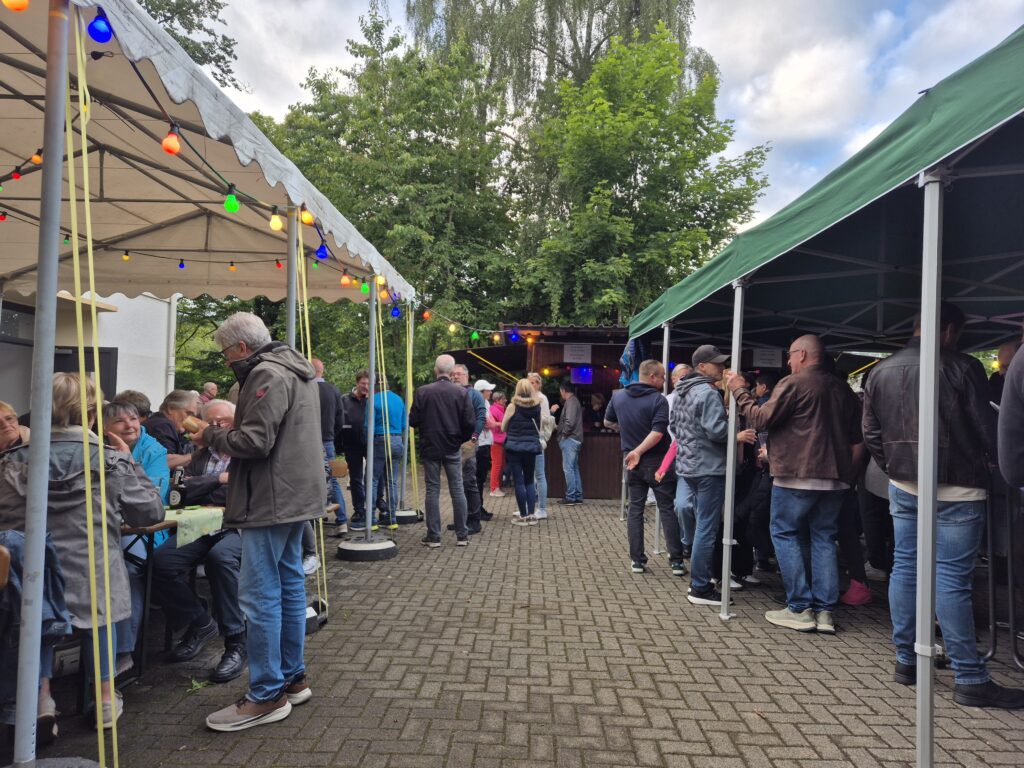 Menschen an Bierzeltgarnituren