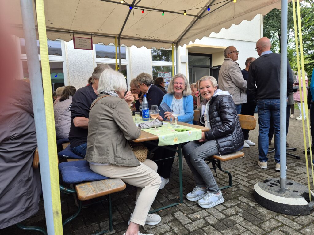 Menschen an Bierzeltgarnituren