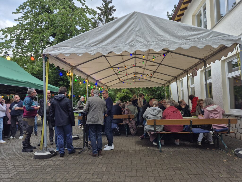 Menschen an Bierzeltgarnituren