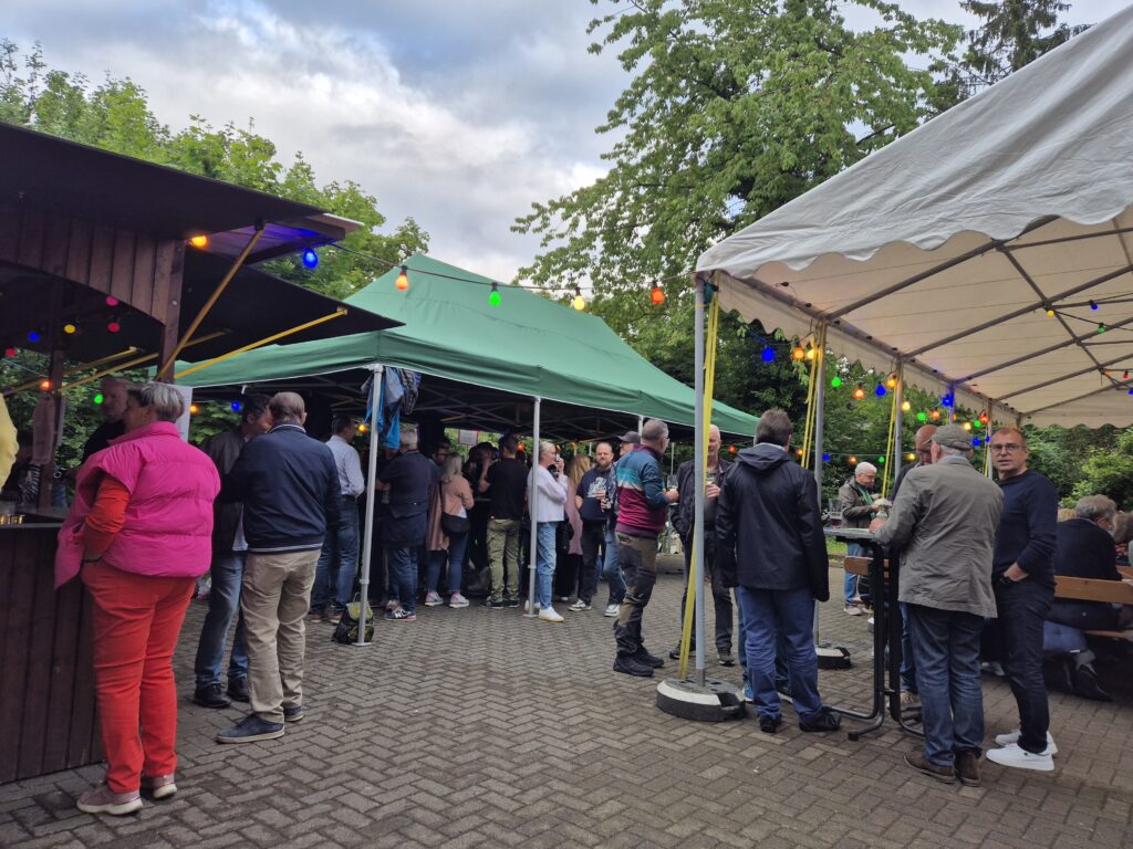 Menschen an Bierzeltgarnituren
