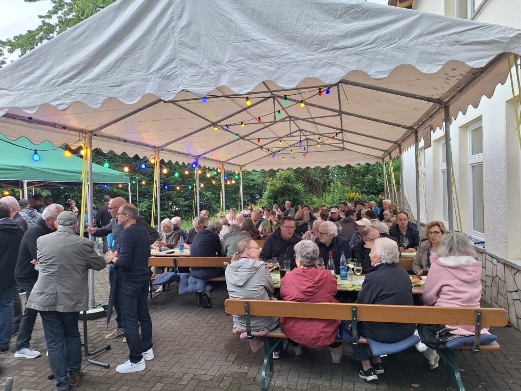 Menschen an Bierzeltgarnituren