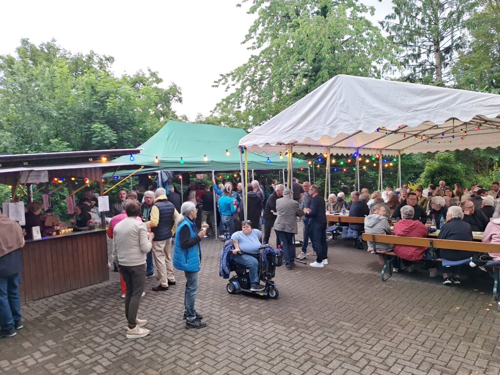 Menschen an Bierzeltgarnituren