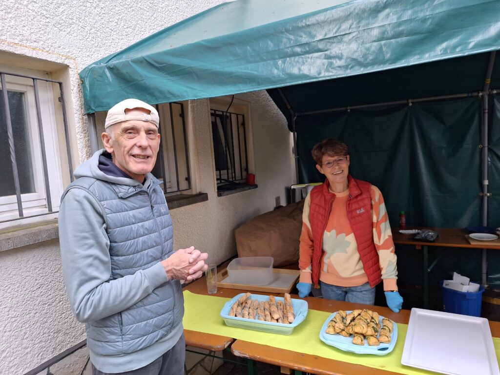 Zwei Personen bei der Essensausgabe