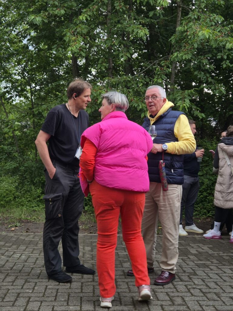 Drei Menschen beim Schwätzen