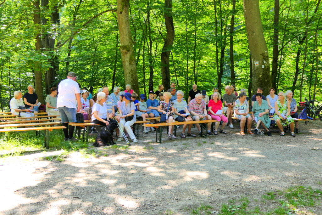 Gottesdienstbesucher, die auf Bänken sitzen