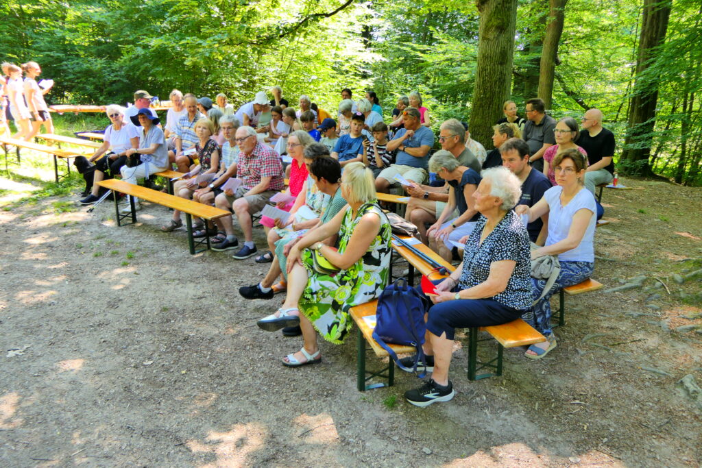 Gottesdienstbesucher, die auf Bänken sitzen