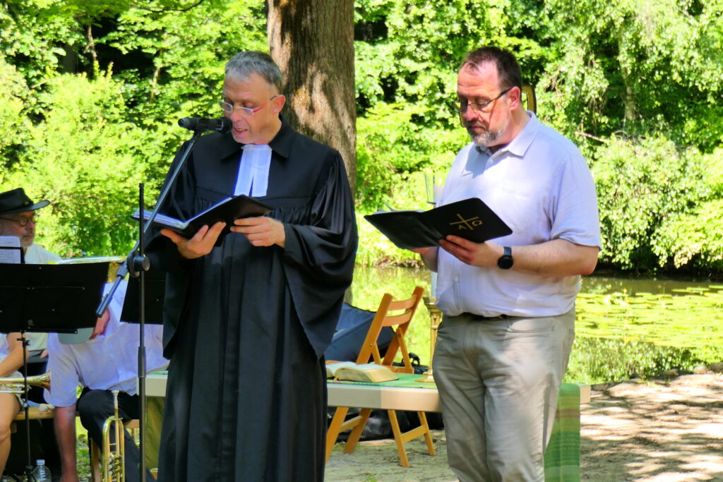 Pfarrer Thomas Tschöpel und Pastoralreferent Stephan Lechtenböhmer während des Gottesdienstes