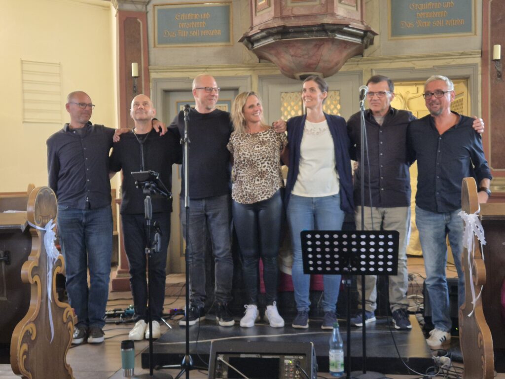 Alle 7 Bandmitglieder stehen zusammen
