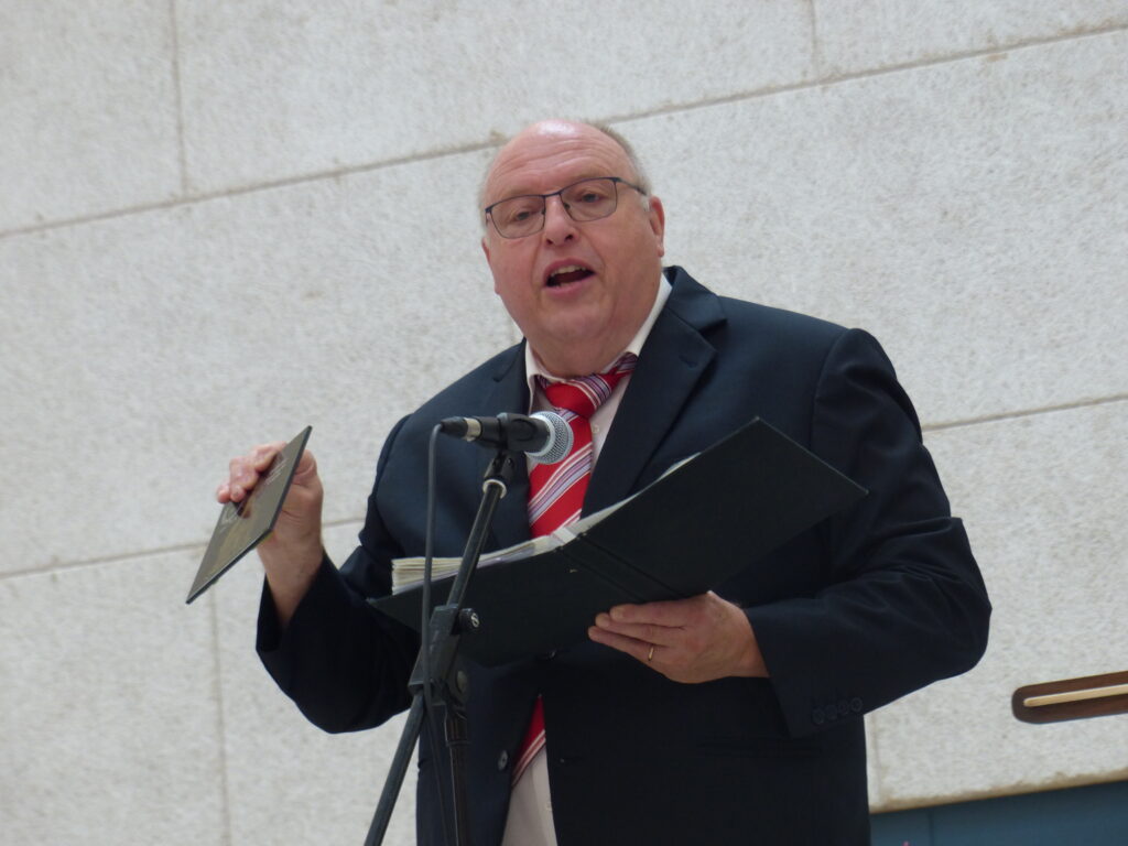 Martin Maurer am Mikrofon.