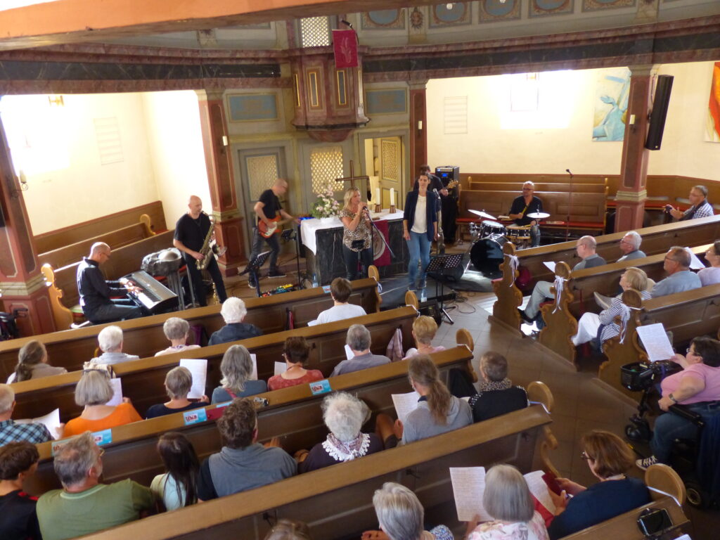 Foto von oben, das die Band und Publikum zeigt.