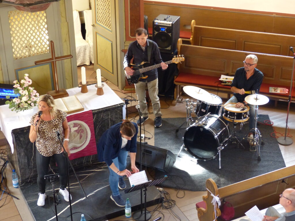 Foto von oben, das die Band und Publikum zeigt.