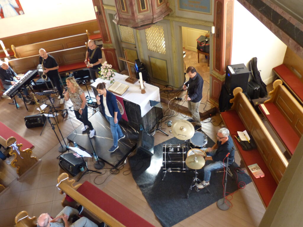 Foto von oben, das die Band und Publikum zeigt.
