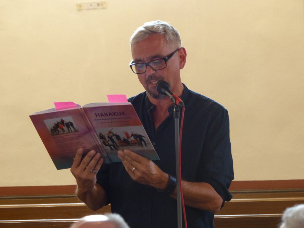 Ein Musiker liest aus dem Buch